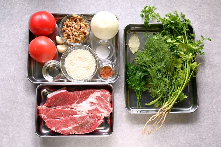 牛肉とトマト、玉ねぎ、にんにく、コリアンダーなどのハルチョーの材料