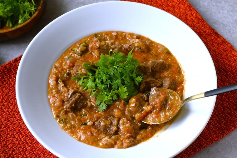 ハルチョーをスプーンですくう様子