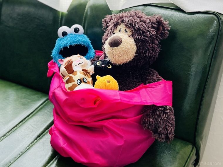 ピンク色のエコバッグにぬいぐるみを収納した様子