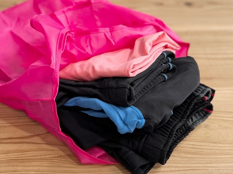 ピンク色のエコバッグにトレーニングウエアを収納した様子