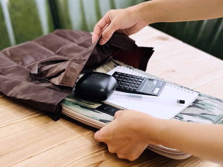 茶色いエコバッグにノートや電卓などを収納している様子