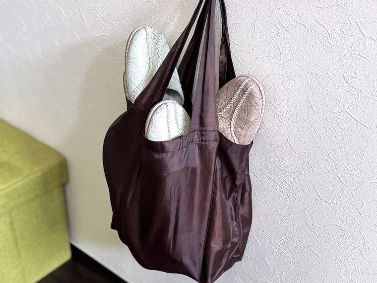 茶色のエコバッグにスリッパを収納した様子
