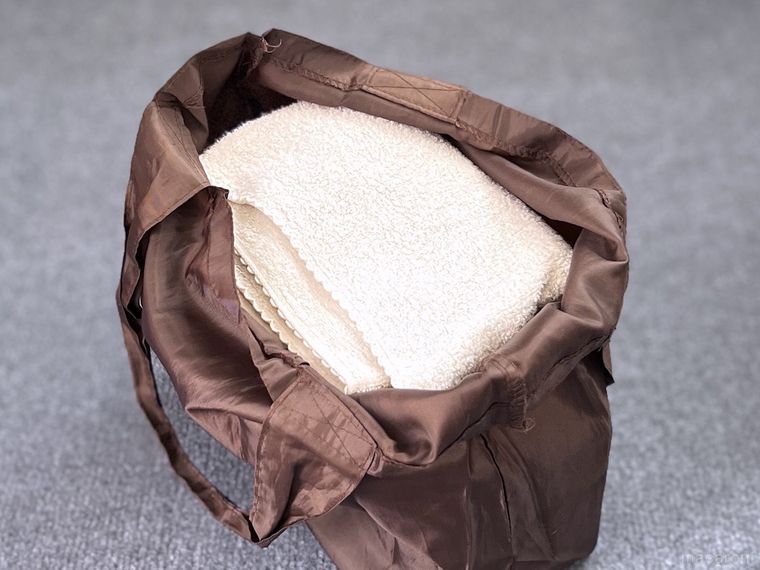 茶色いエコバッグに古いタオルを入れた様子