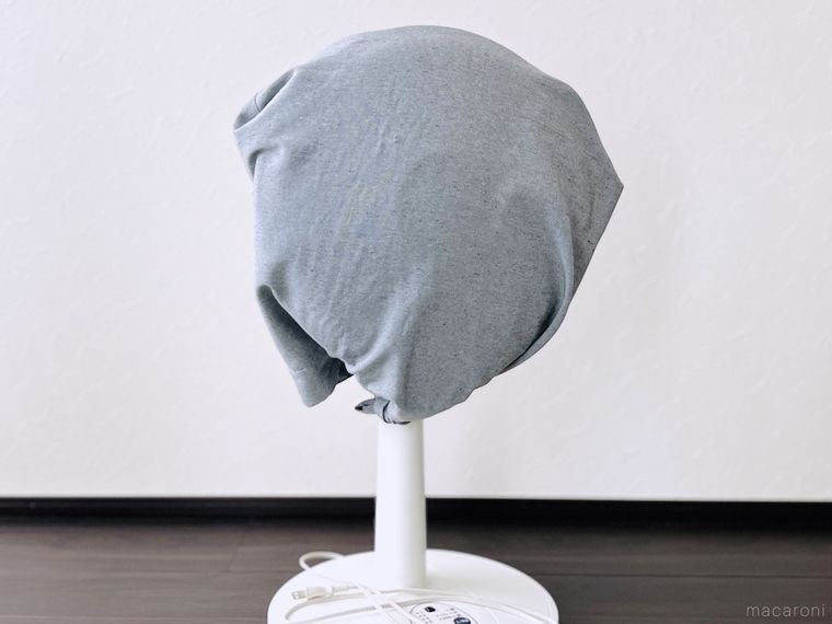 扇風機に灰色のエコバッグをかぶせた様子