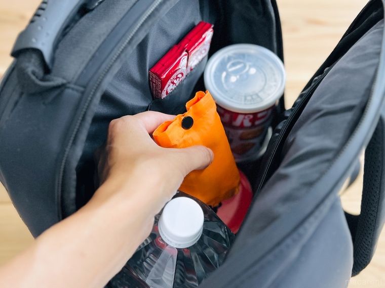 防災リュックにオレンジ色のエコバッグを入れている様子