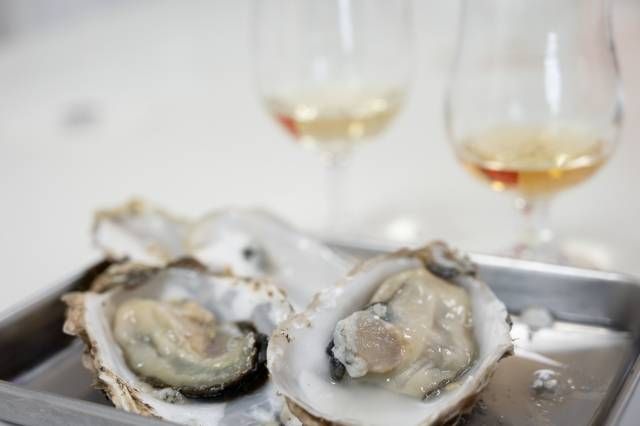 牡蠣とウイスキーが並んでいる様子