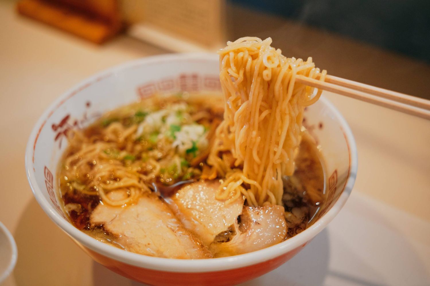 釧路ラーメンを箸上げしている様子