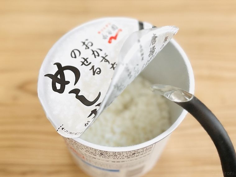 めし粥にお湯を注いでいる様子