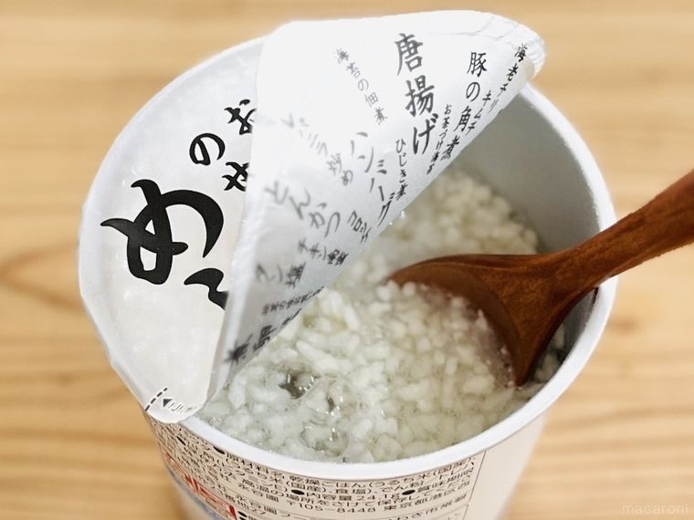 めし粥をスプーンでかき混ぜている様子