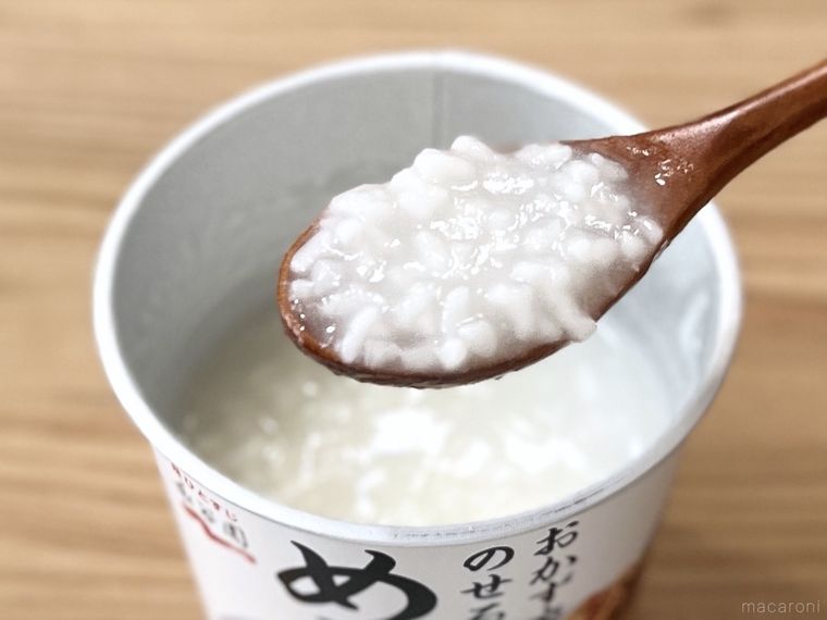 めし粥をスプーンですくった様子
