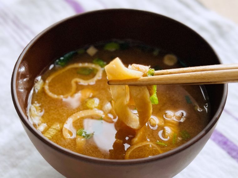 発酵あさげのお麩を箸で持ち上げている様子