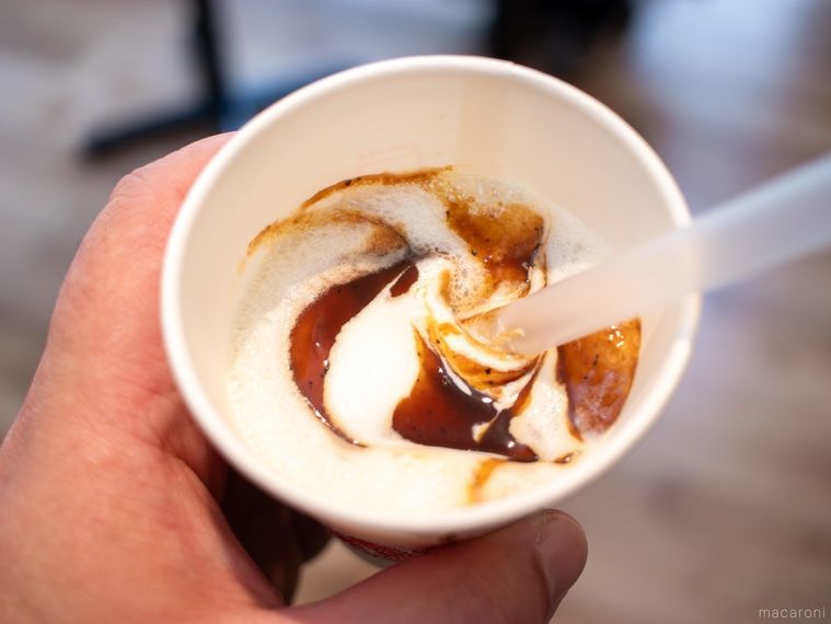 モスバーガーまぜるシェイク 醤油キャラメル風 テリヤキを手に持っている様子