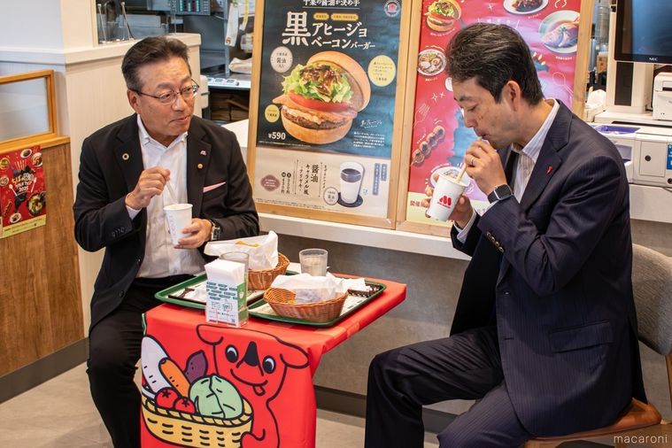 モスバーガーのご当地メニューを食べているモスバーガー社長と千葉県知事