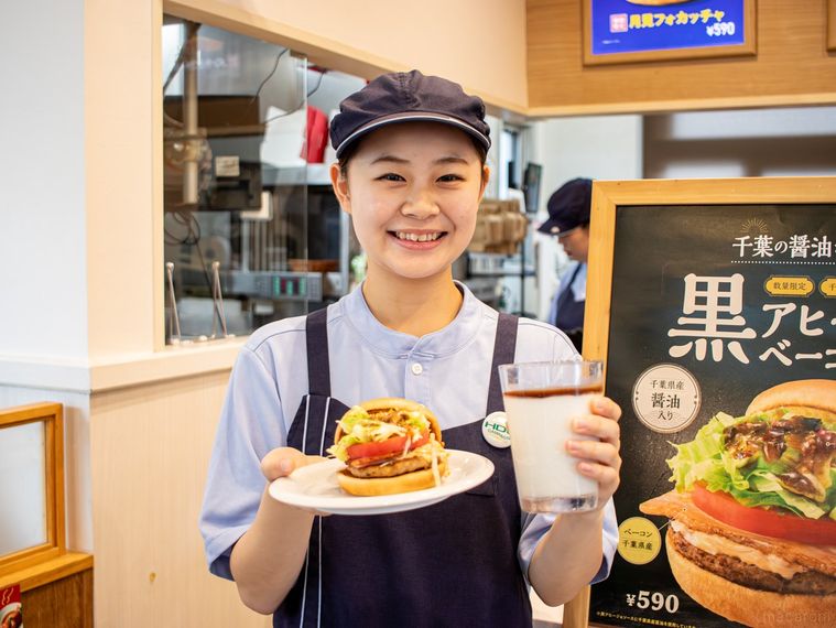 モスバーガーのご当地バーガーを運んでいる店舗スタッフ