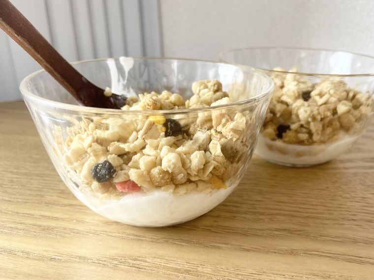 トップバリュ はちみつヨーグルトにグラノーラを加えたボウル