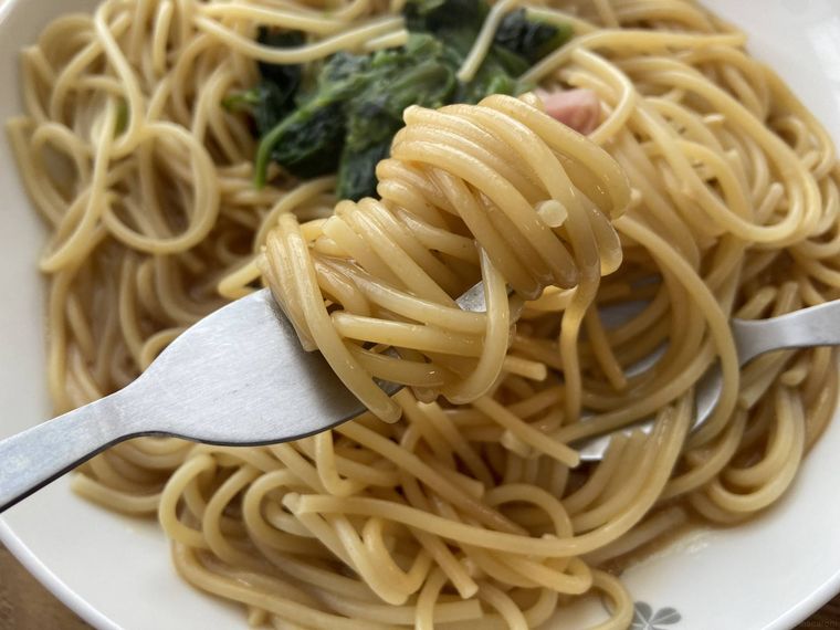 イオン トップバリュ 大盛りバター醤油の麺をフォークで巻きつけている