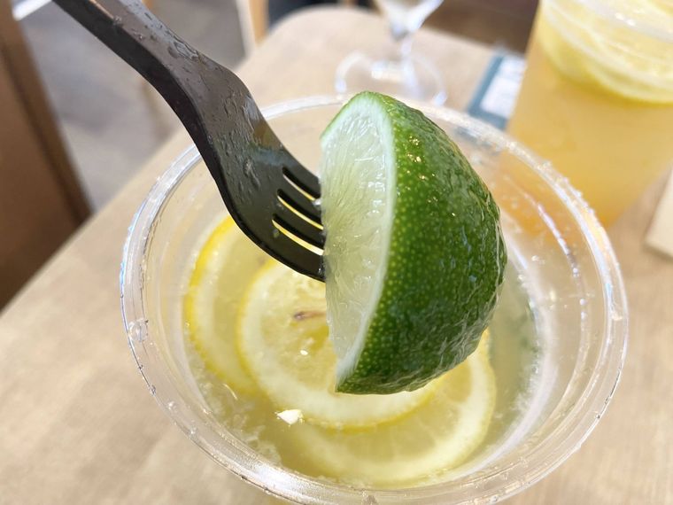 フレッシュネスバーガー フローズンライムジンジャーレモネードソーダ ライム果実氷をすくう様子