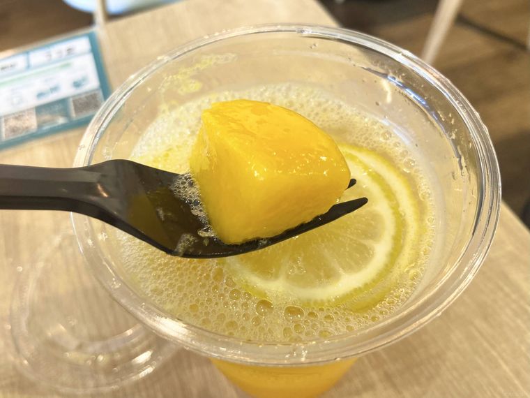 フレッシュネスバーガー フローズンマンゴーレモネードソーダのマンゴーをすくう様子