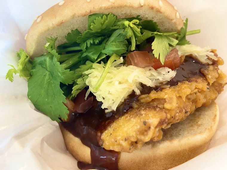 フレッシュネスバーガー パクチーチキンバーガーカオマンガイ 商品アップ