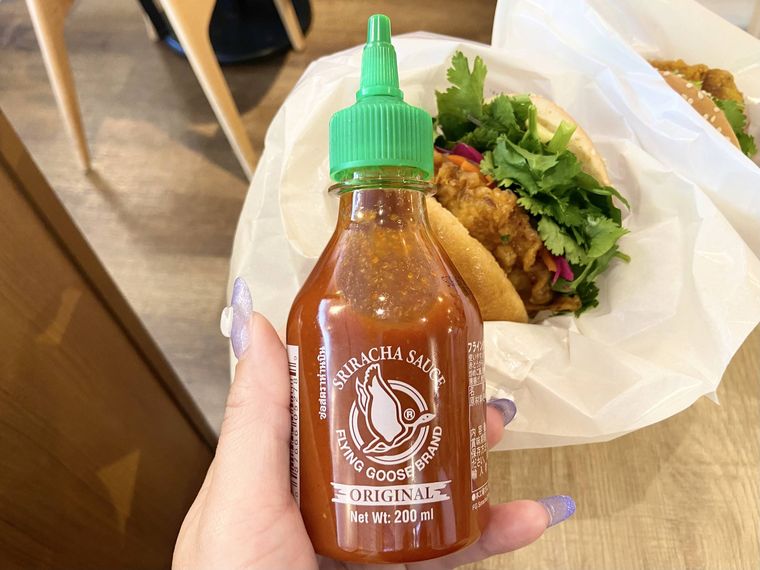 フレッシュネスバーガー パクチーチキンバーガーバインミー 味変にシラチャーソースをプラス