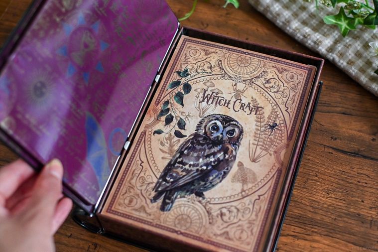 缶の中に入っている箱のアップ