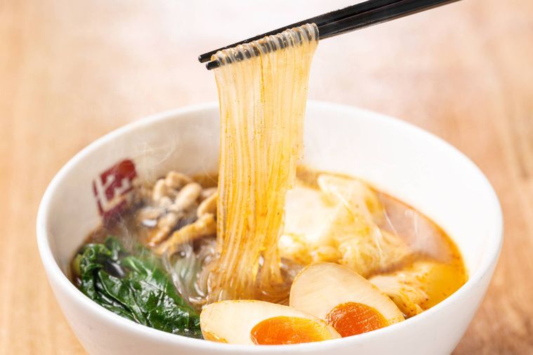 マーラータンの春雨麺を持ち上げている様子