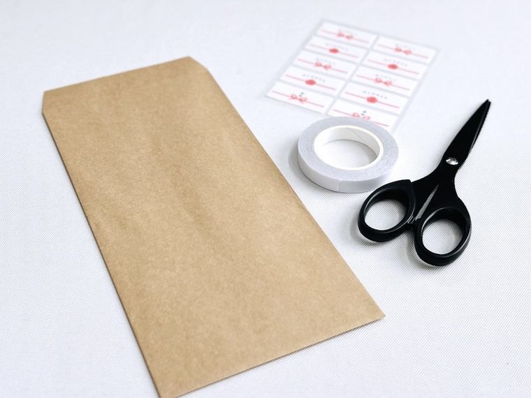 茶封筒、ハサミ、両面テープ、シール