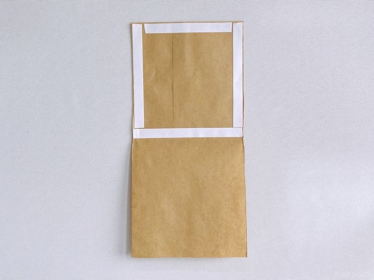 茶封筒に両面テープを貼った様子