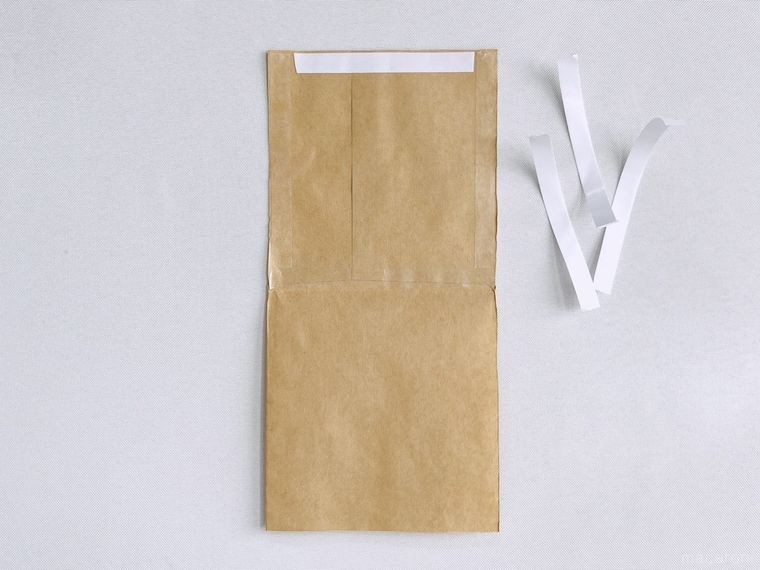 茶封筒に両面テープを貼った様子