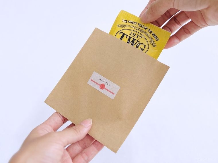 茶封筒にティーバッグを入れている様子