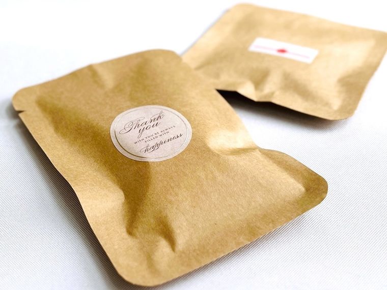 茶封筒でラッピングしたプチギフト2個