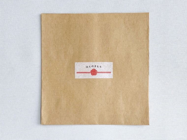 茶封筒にシールを貼った様子