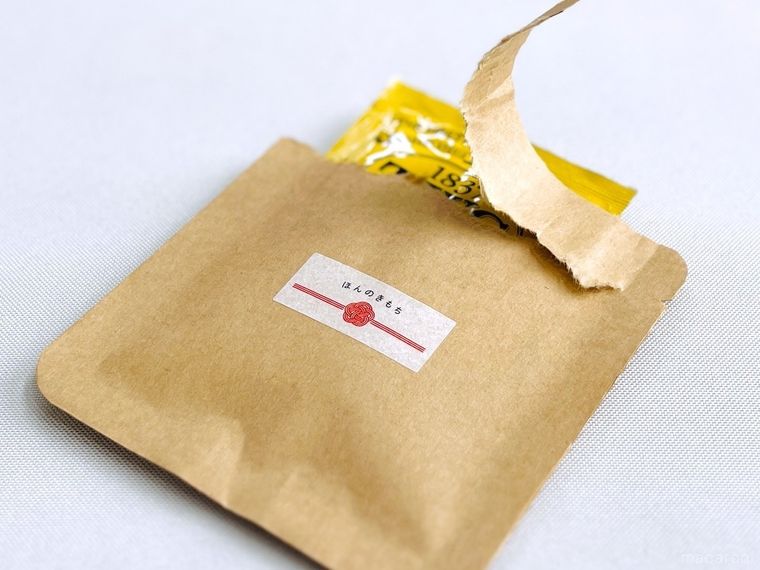 茶封筒の口からティーバッグが出ている様子