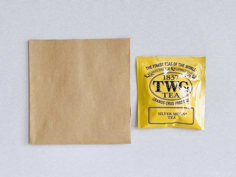 カットした茶封筒とティーバッグ