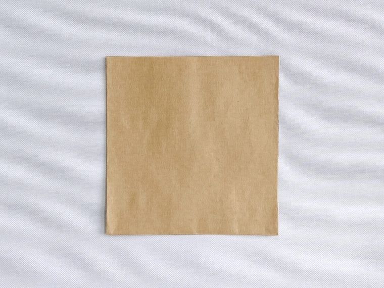 半分の長さにカットした茶封筒