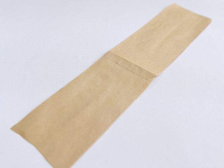 茶封筒を縦長に切り開いた様子