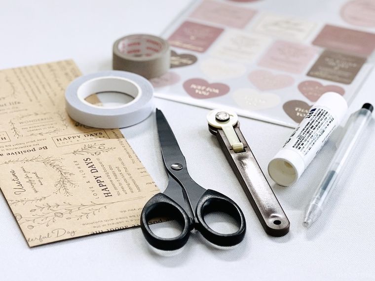 封筒、ハサミ、ミシン目カッター、両面テープ、シール、のり、マスキングテープ、ペン