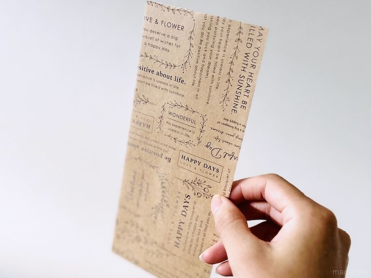 クラフト紙の封筒を手で持っている様子