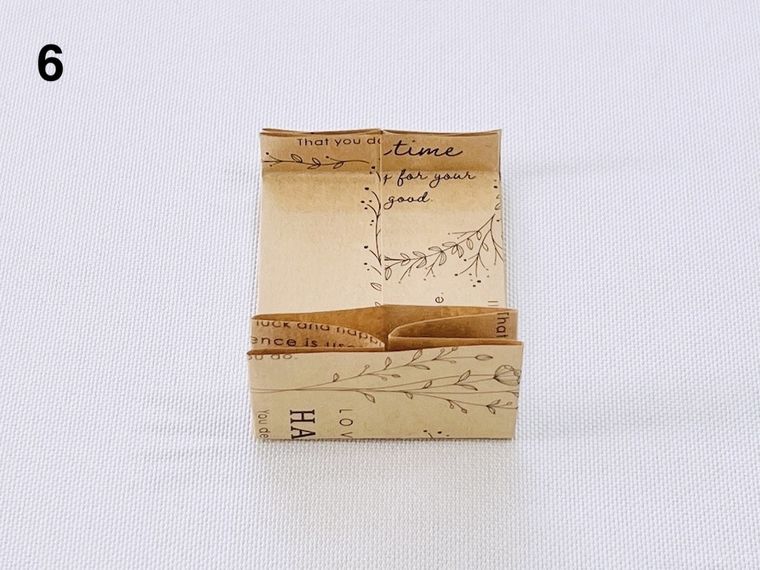 クラフト紙の封筒の上下を折った様子