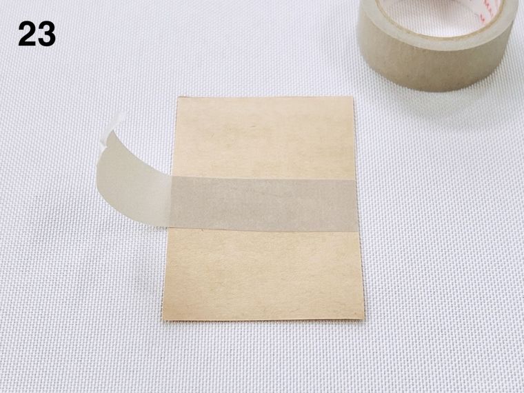 クラフト紙の封筒の切れ端にグレーのマスキングテープを貼った様子