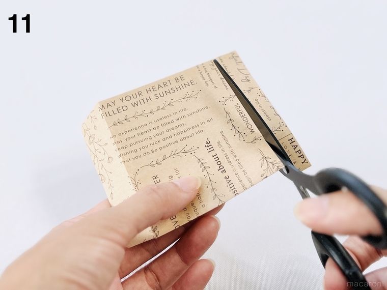 クラフト紙の封筒をハサミで1.5cm幅に切っている様子