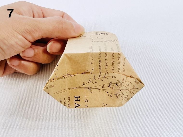 クラフト紙の封筒でミニバッグを作っている様子