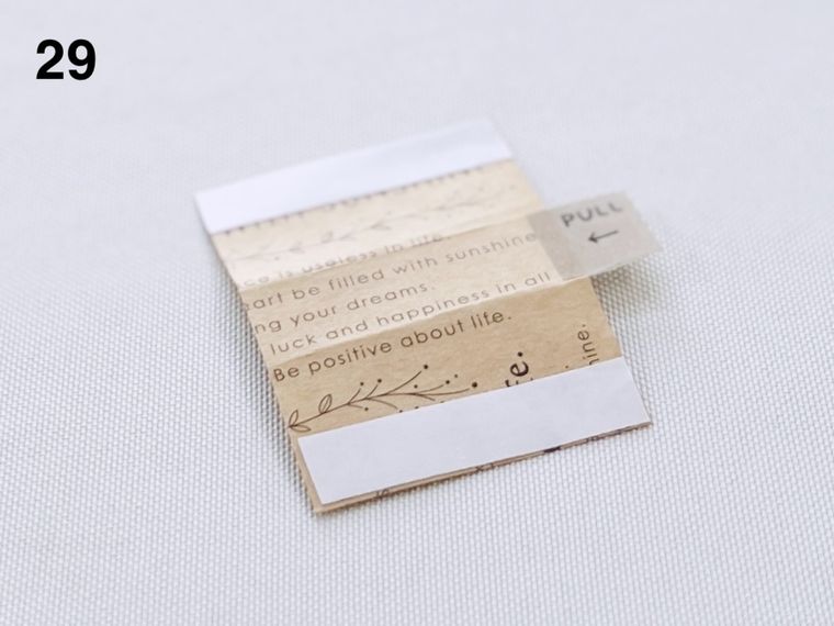 マスキングテープを貼った封筒の切れ端に両面テープを貼った様子