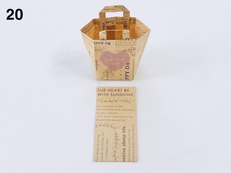 クラフト紙の封筒で作ったミニバッグと、封筒の切れ端