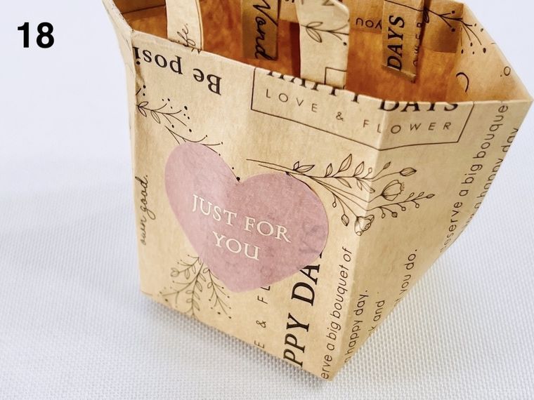 クラフト紙の封筒で作ったミニバッグにハート形のシールを貼った様子