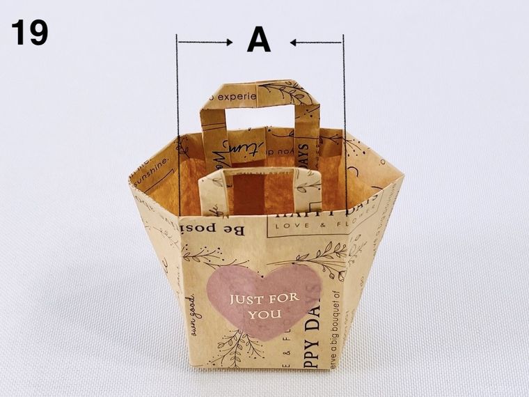 クラフト紙の封筒で作ったミニバッグにハート形のシールを貼った様子