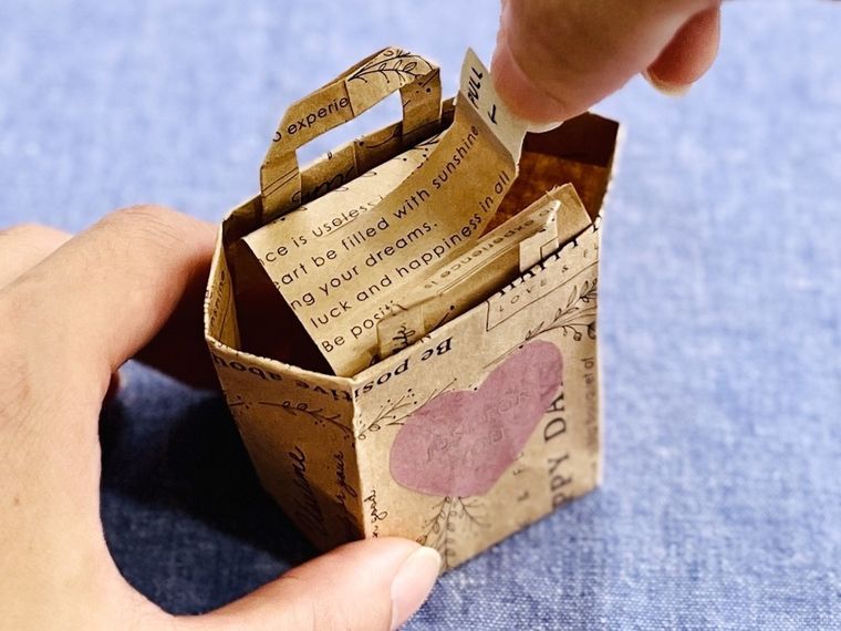 クラフト紙の封筒で作ったミニバッグを開けている様子