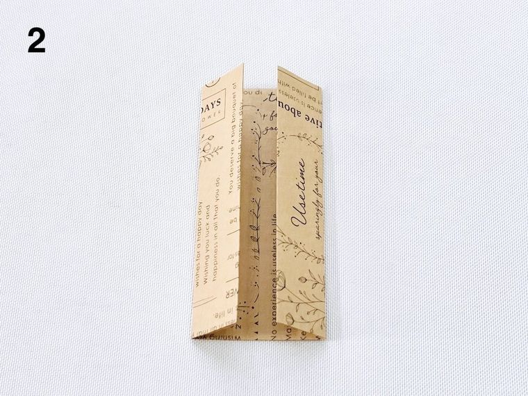 クラフト紙の封筒の両サイドを谷折りにした様子