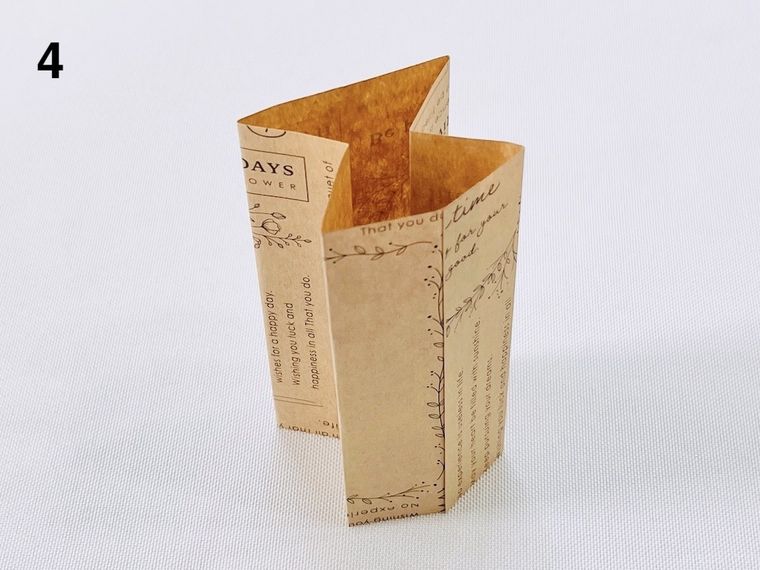 クラフト紙の封筒の両サイドを谷折りにした様子