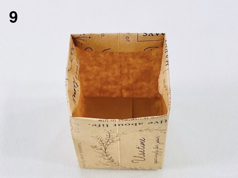 クラフト紙の封筒でミニバッグを作っている様子